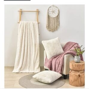 Luxurious Ivory Faux Fur‎ Throw Pillow Covers-18 x18,Set of 2-Boho Furry